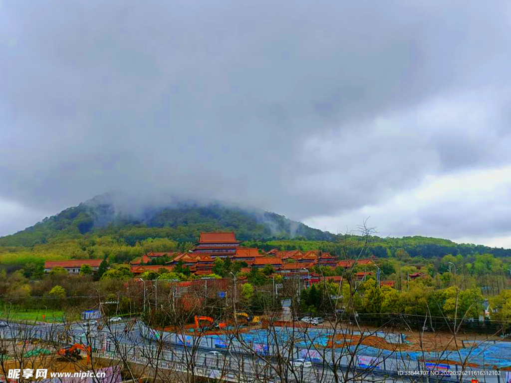雾下山与庙