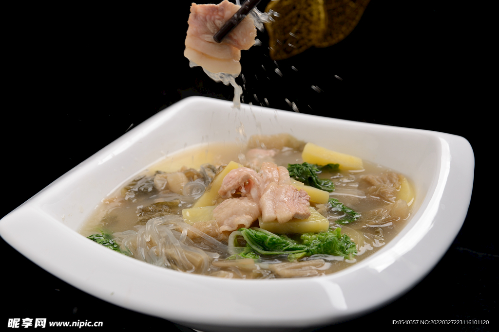 五花肉炖咸白菜土豆
