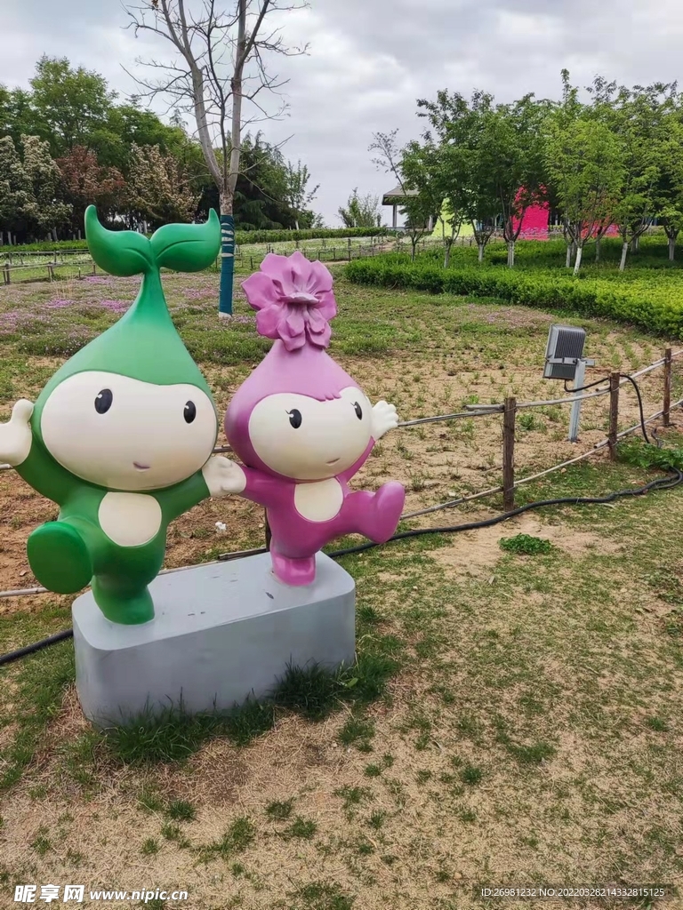 花朵绿叶卡通雕塑