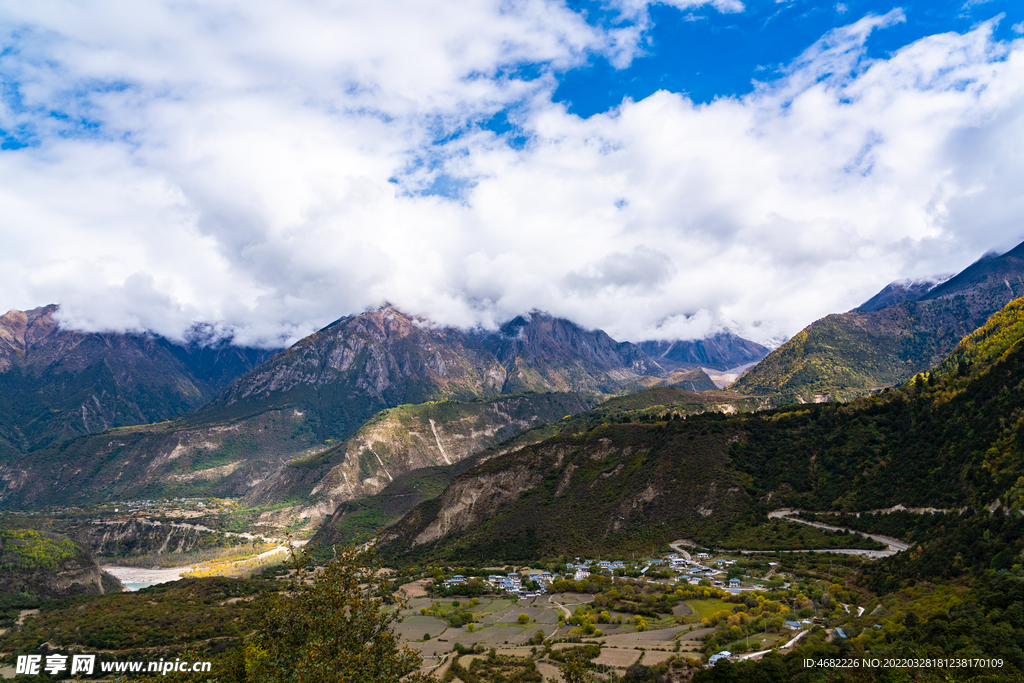 雅鲁藏布江大峡谷景嘎村观景台