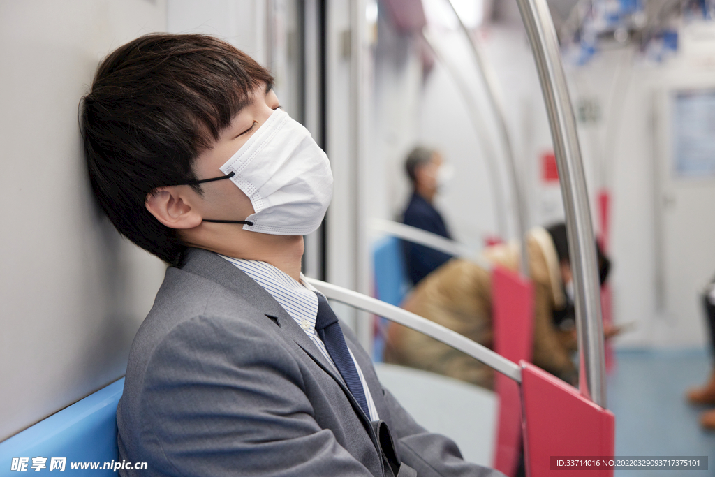 戴口罩的商务男青年乘坐地铁