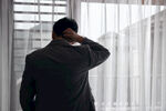 中年男性失落垂头丧气背影