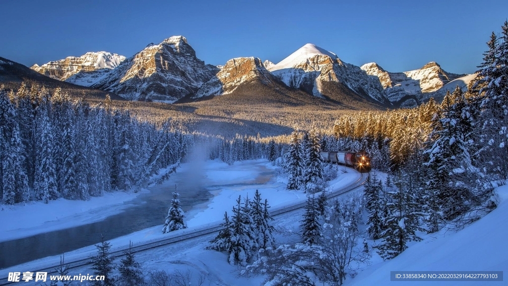 加拿大洛基山脉雪景