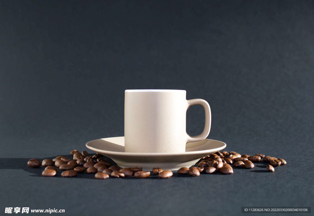 咖啡杯与咖啡豆摄影