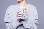 女性美甲手捧茶杯