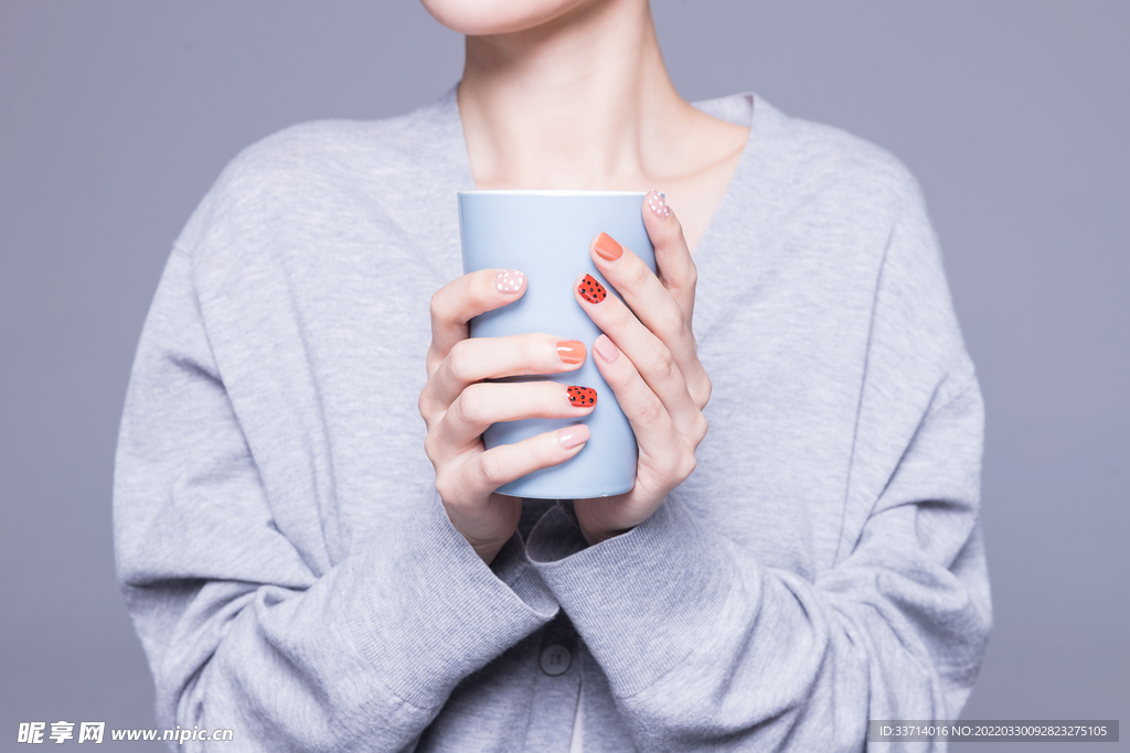 女性美甲手捧茶杯