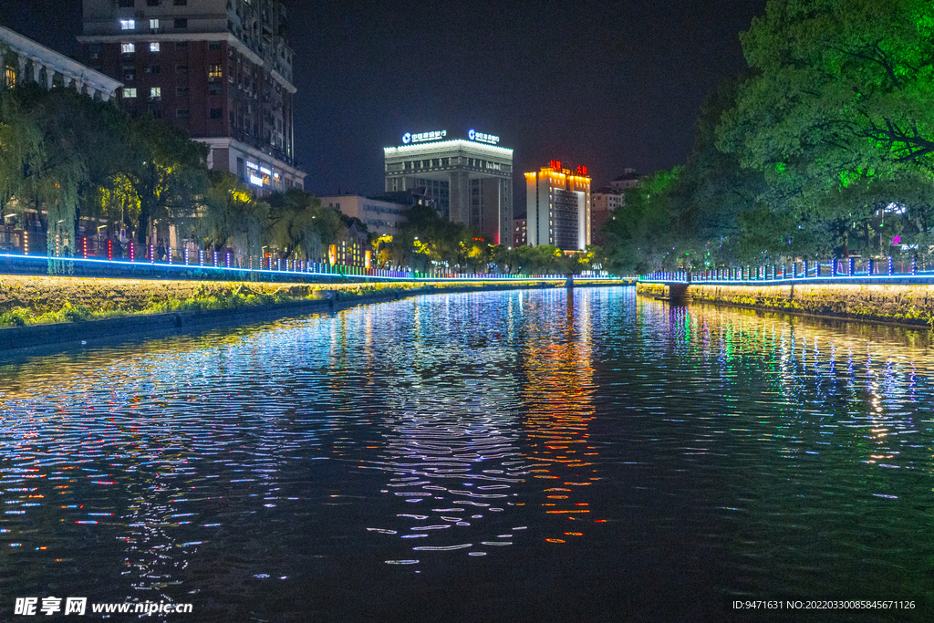 浙江余姚阳明古镇河畔夜景