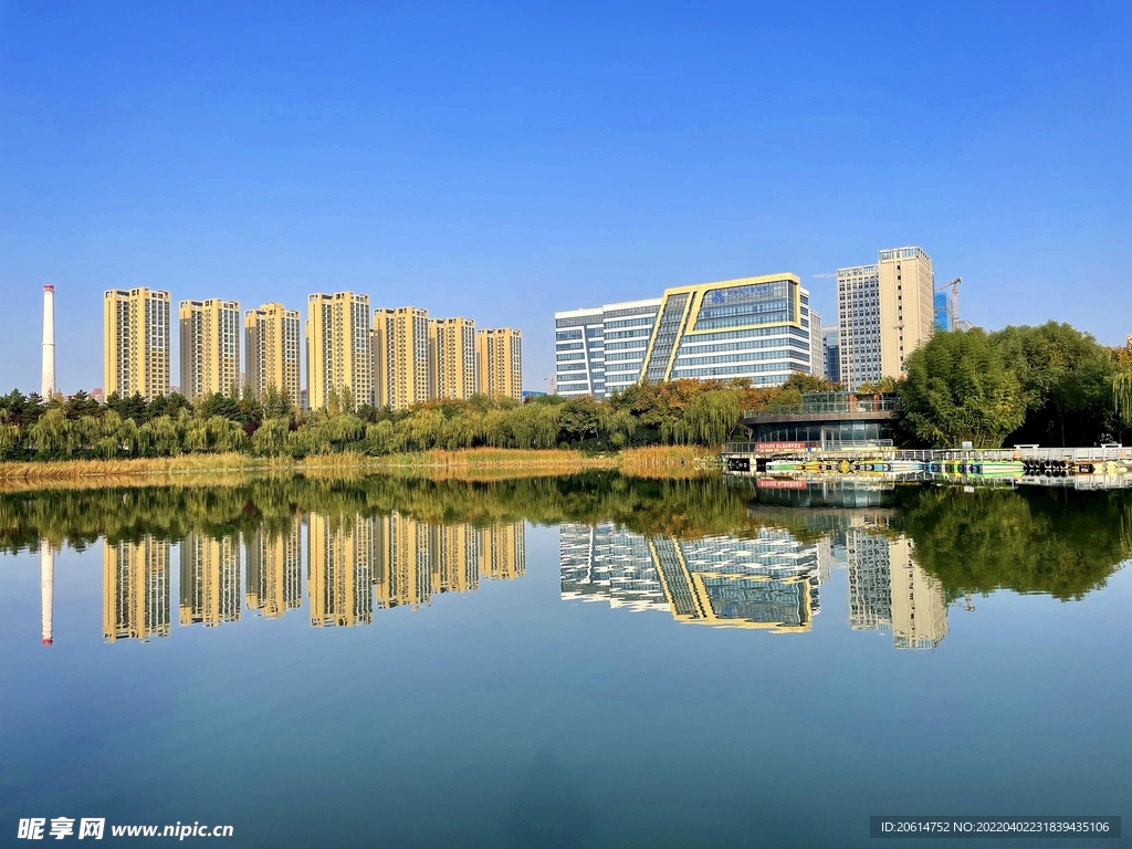 美丽的湖畔城市风景