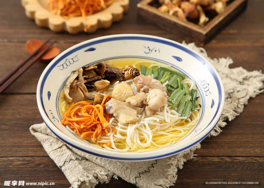 杂菌鸡汤米线