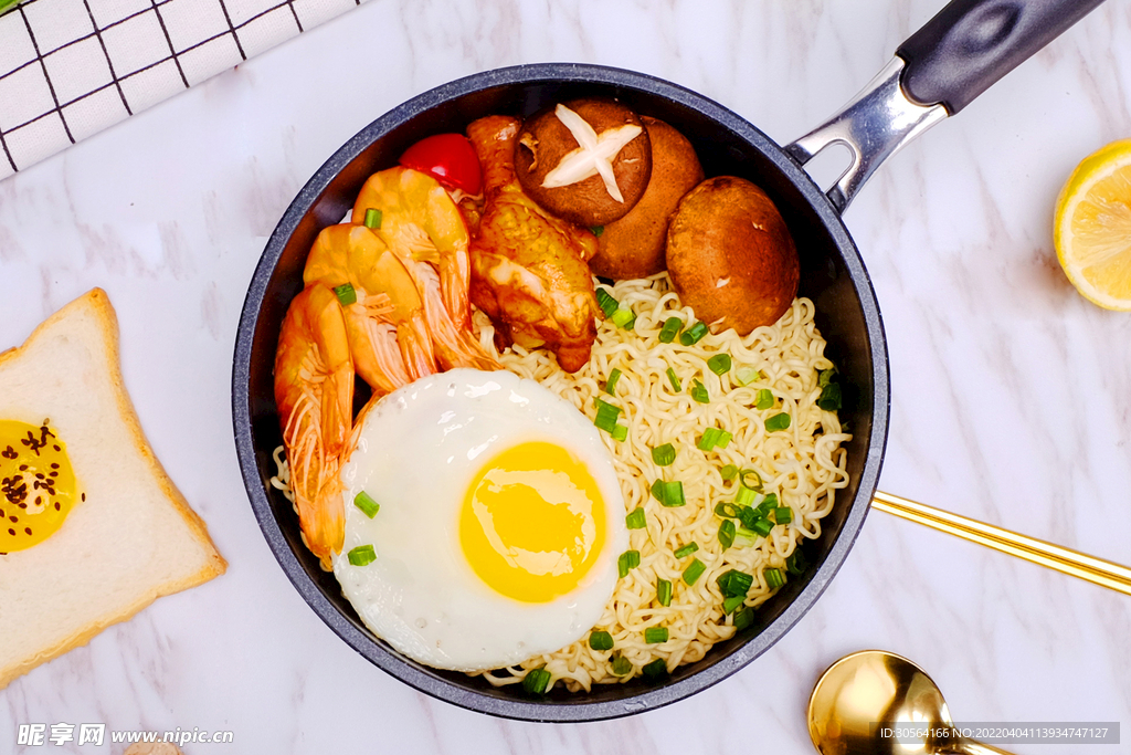 鸡翅鸡蛋方便面美食