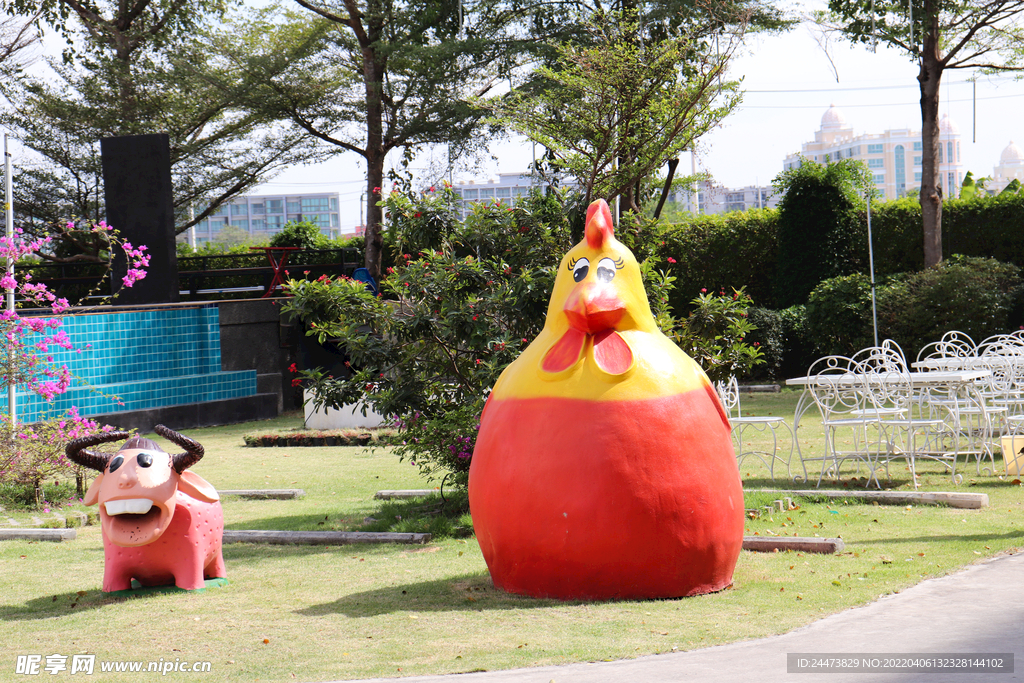 泰国可爱卡通公鸡牛陶艺雕像