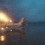 飞机窗外雨滴