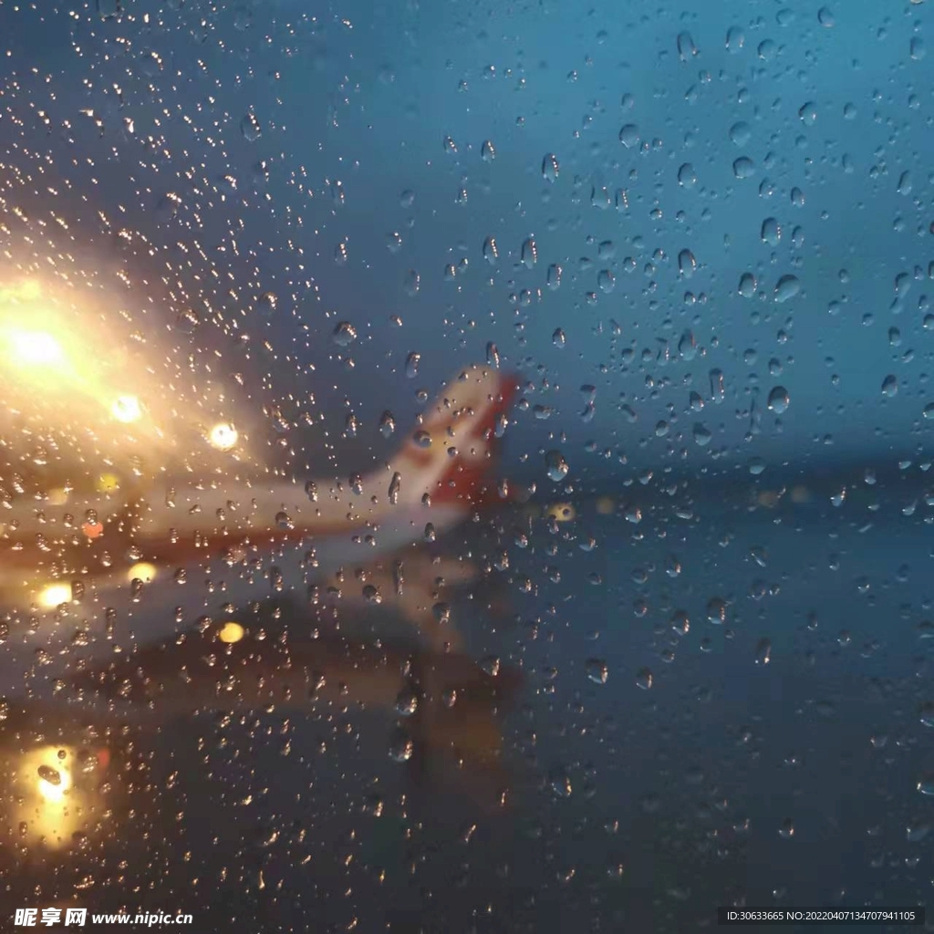 飞机窗外雨滴