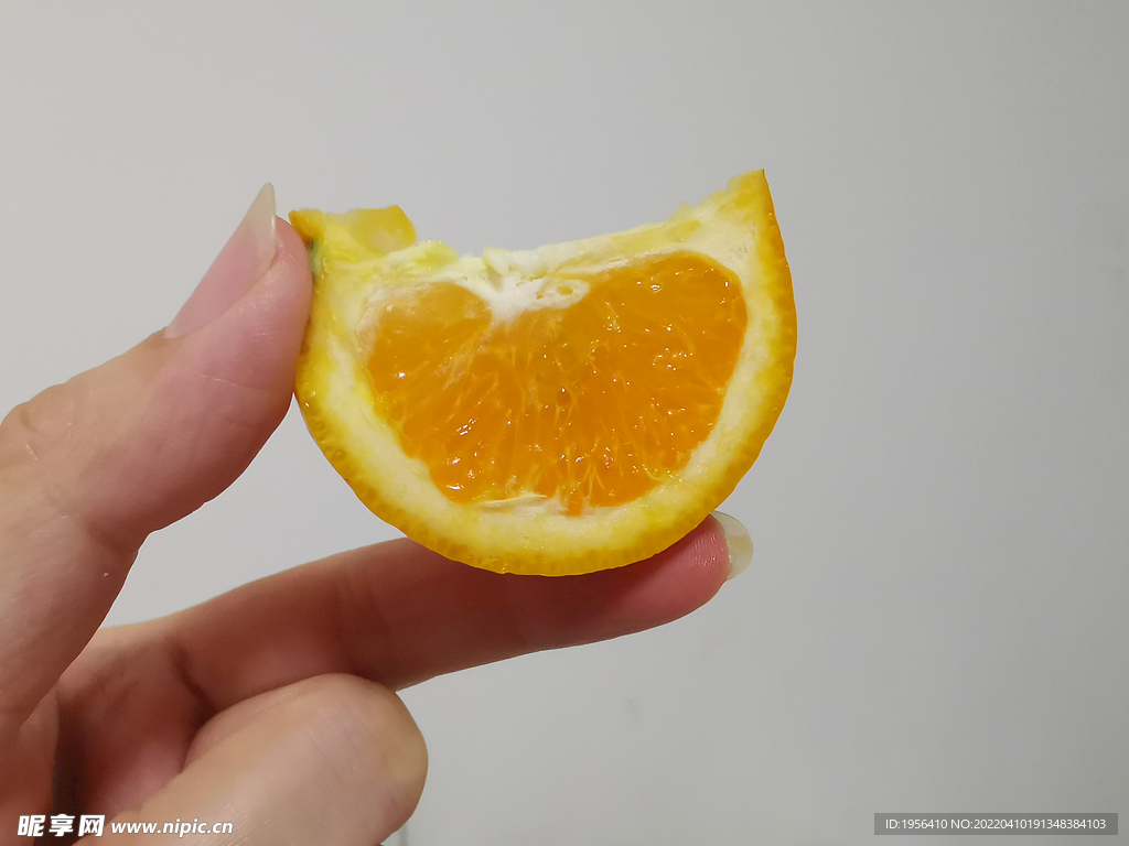 手持橙子