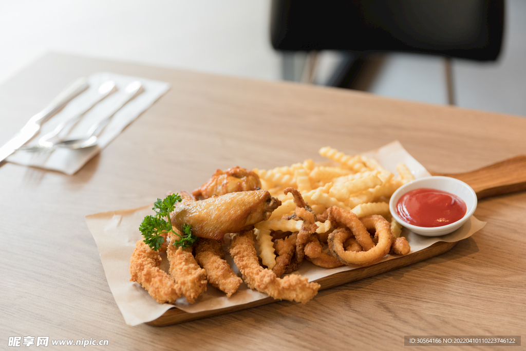 油炸鸡翅薯条美食