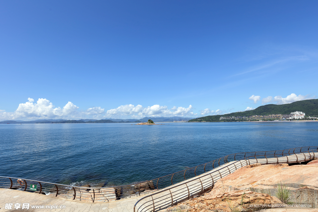 深圳大小梅沙之间的海滨栈道