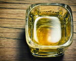 桌上的玻璃杯