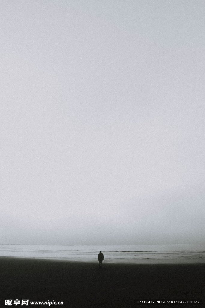 户外暗调海边人物