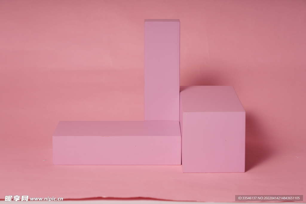 粉色方块在粉色背景上的3d展台