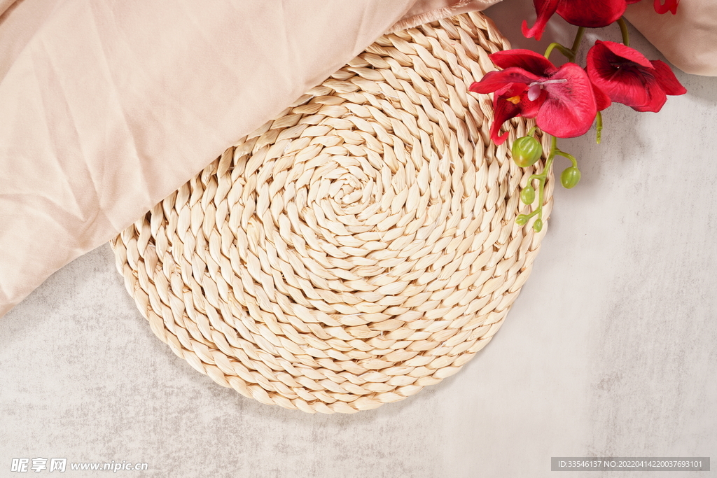红色花卉圆形编织垫在白色水彩背