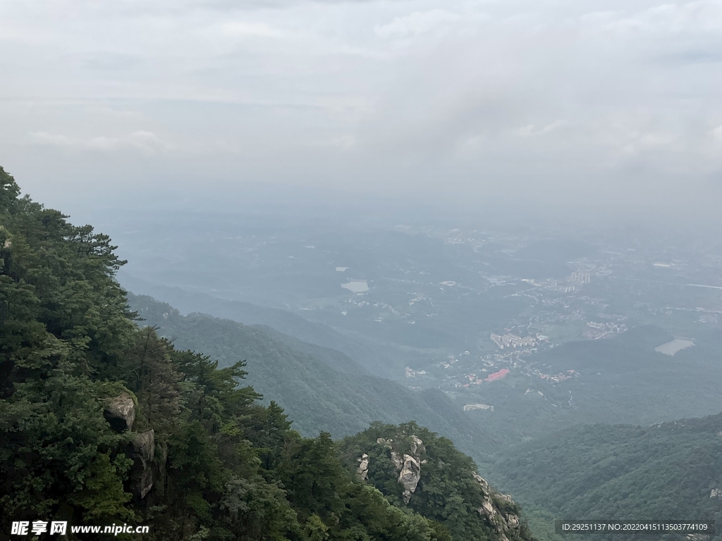 庐山云雾缭绕风景