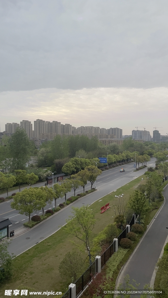 楼下马路晨景