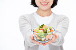 女性手捧沙拉沙拉健康饮食