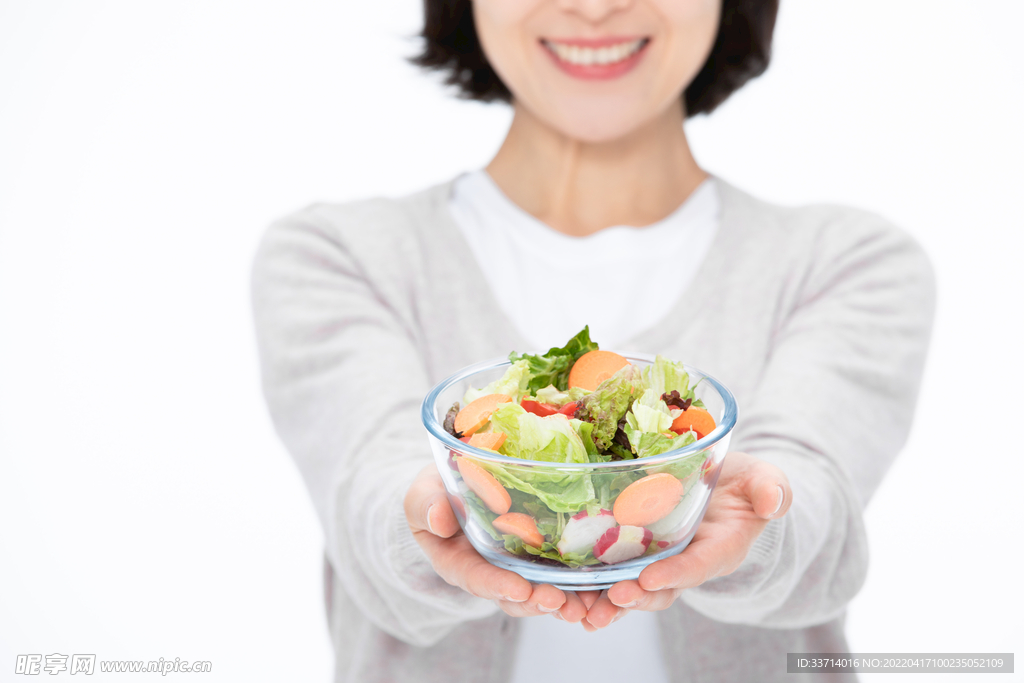 女性手捧沙拉沙拉健康饮食