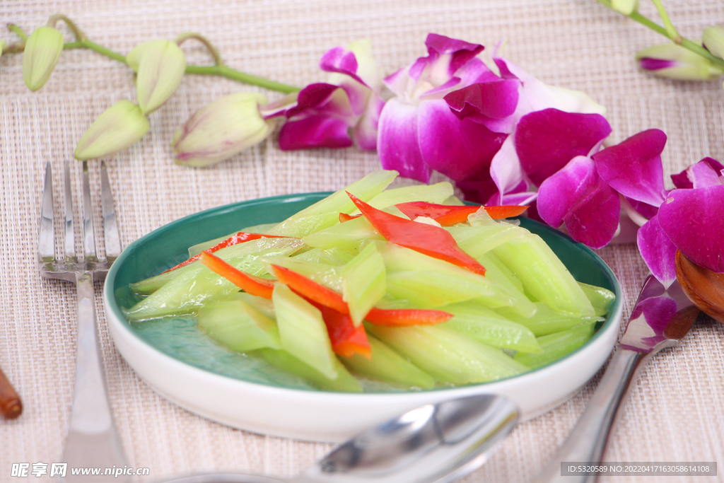 清炒红椒西芹