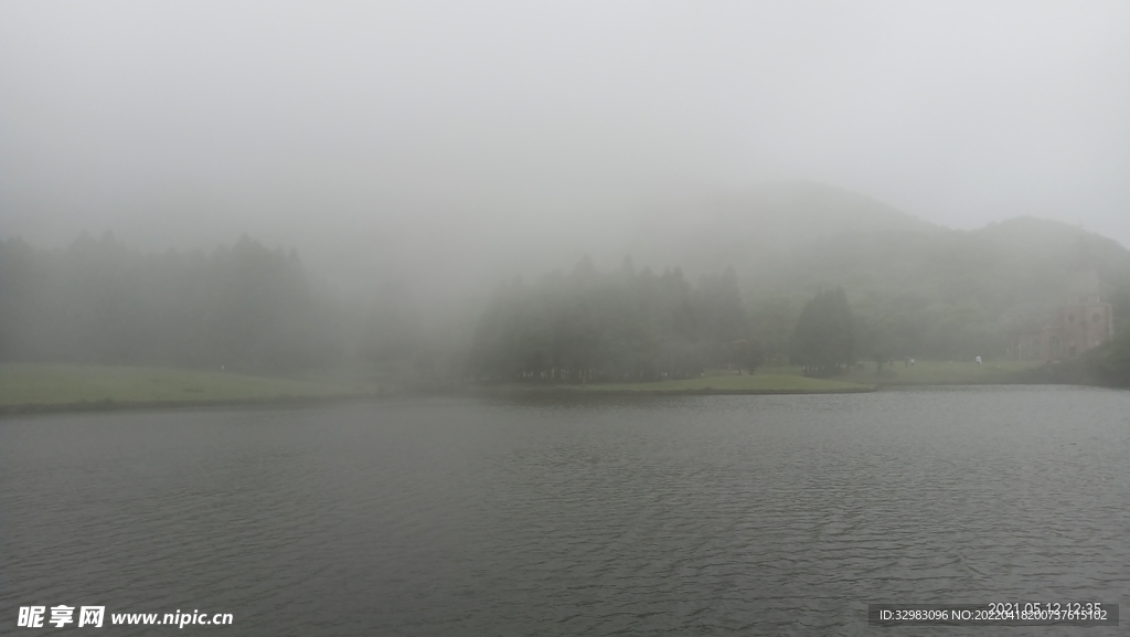 雾中之湖