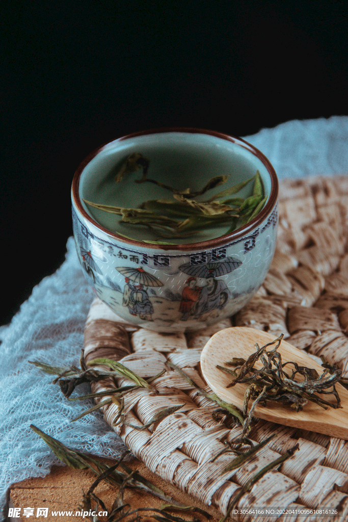 暗调复古茶叶饮品