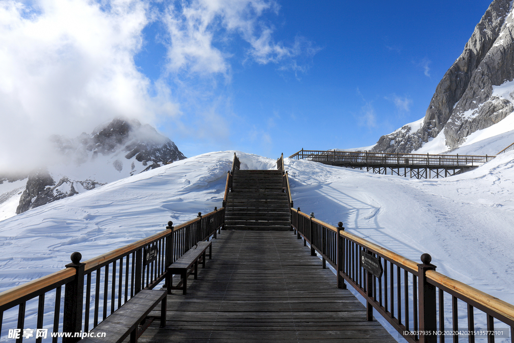 玉龙雪山登山木栈道