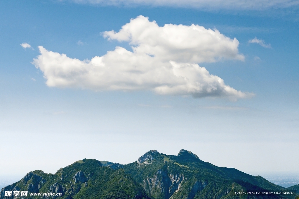 蓝天白云山峰