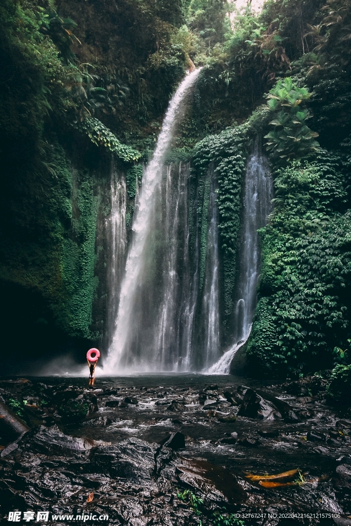 山林溪水