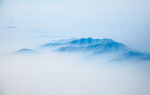 鸟瞰云雾中的山脉