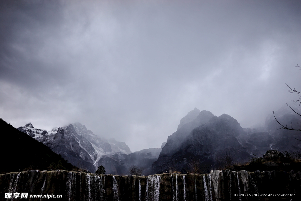 丽江雪山流水