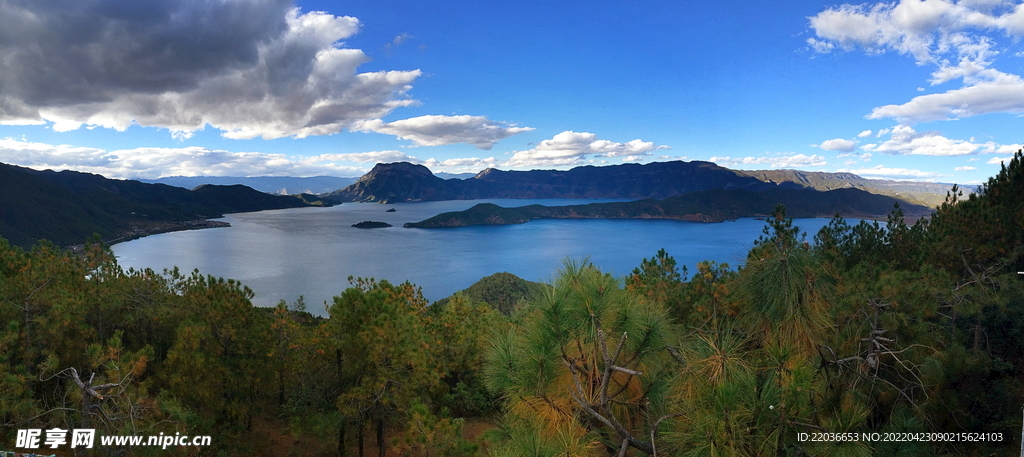 泸沽湖全景