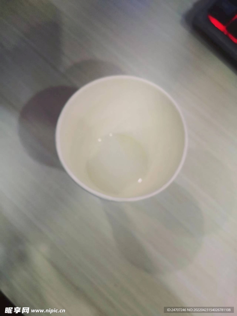 空杯影