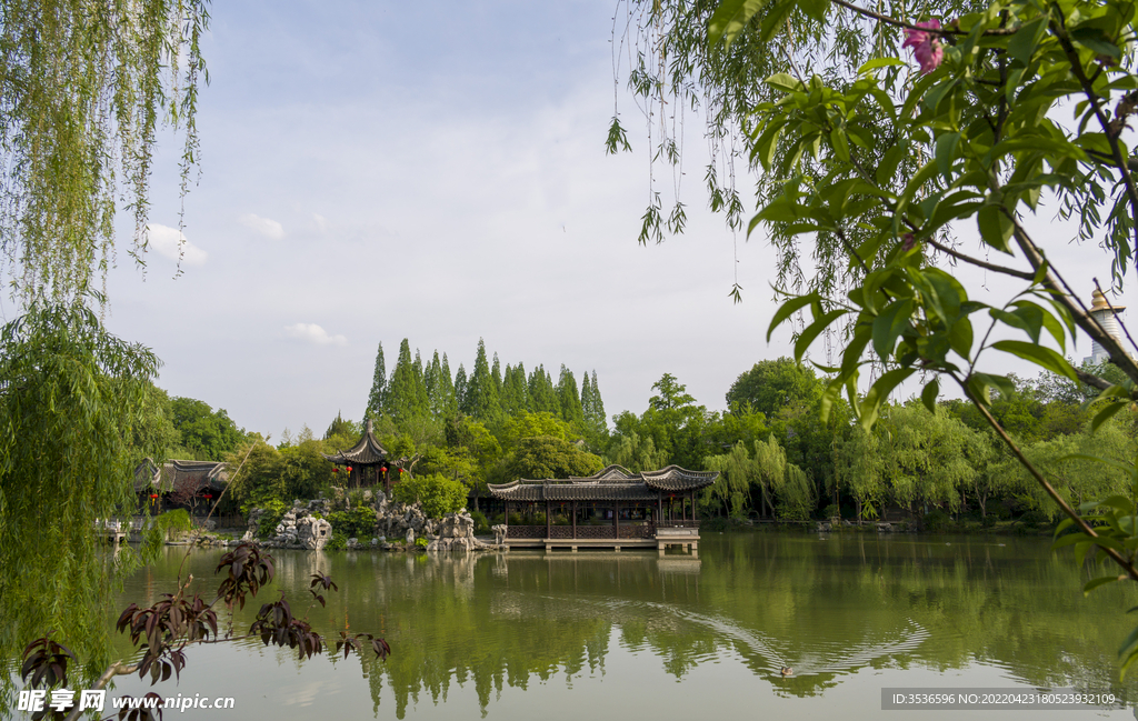 静静地湖面划过一只小鸭子