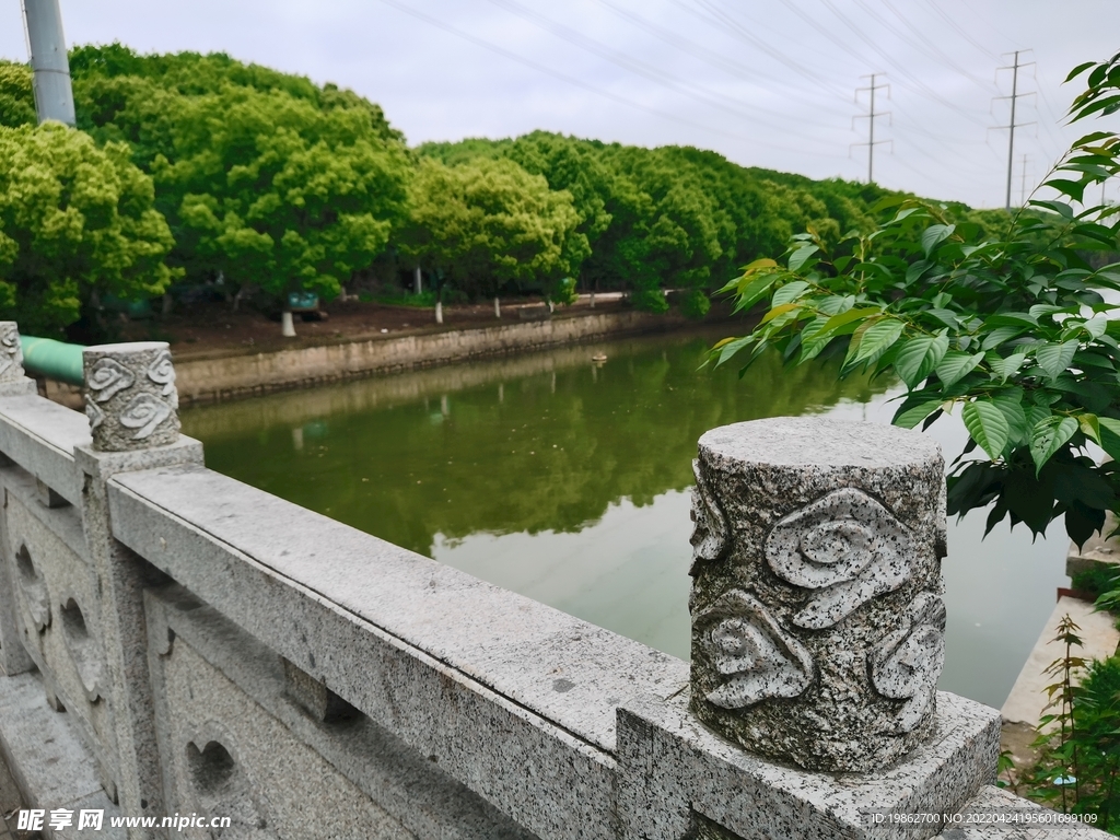 苏州路边风景石墩小桥流水