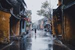 雨中老街道