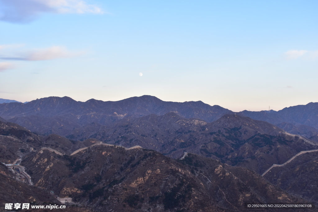 俯瞰长城山峦