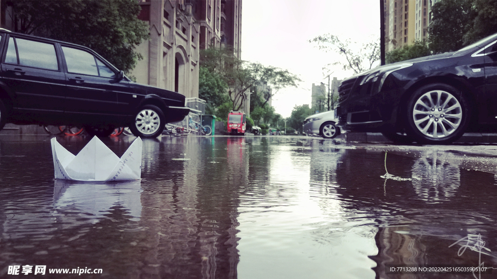 夏雨后的小区