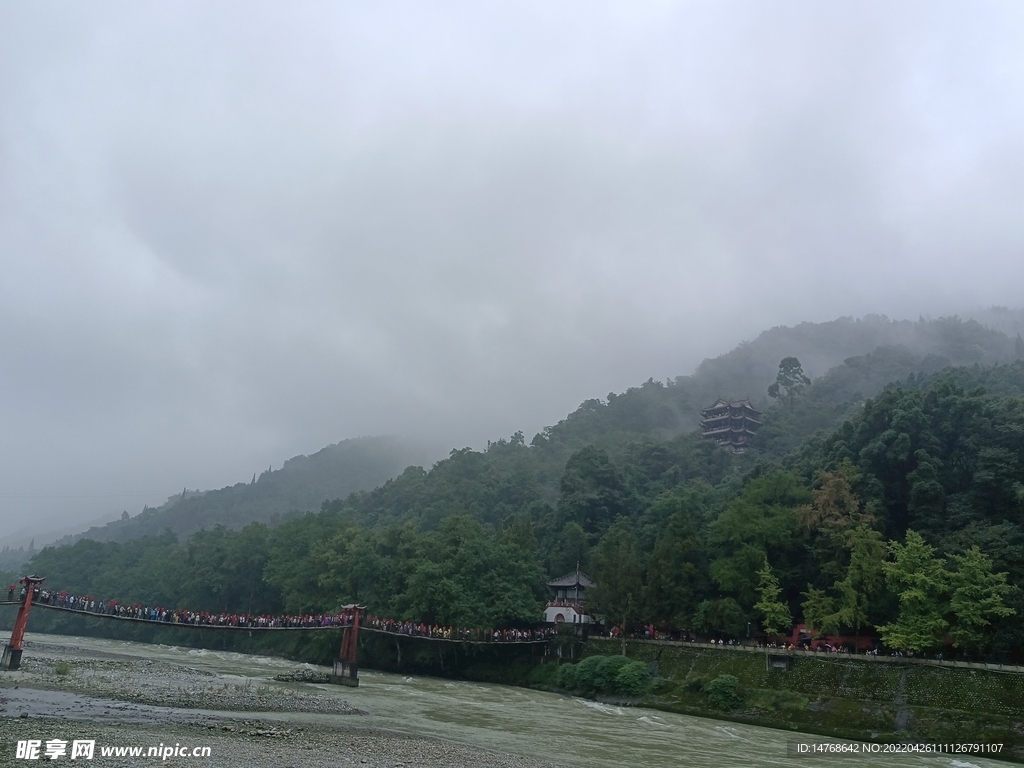 雨中夫妻索桥