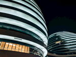现代建弧形筑物夜景