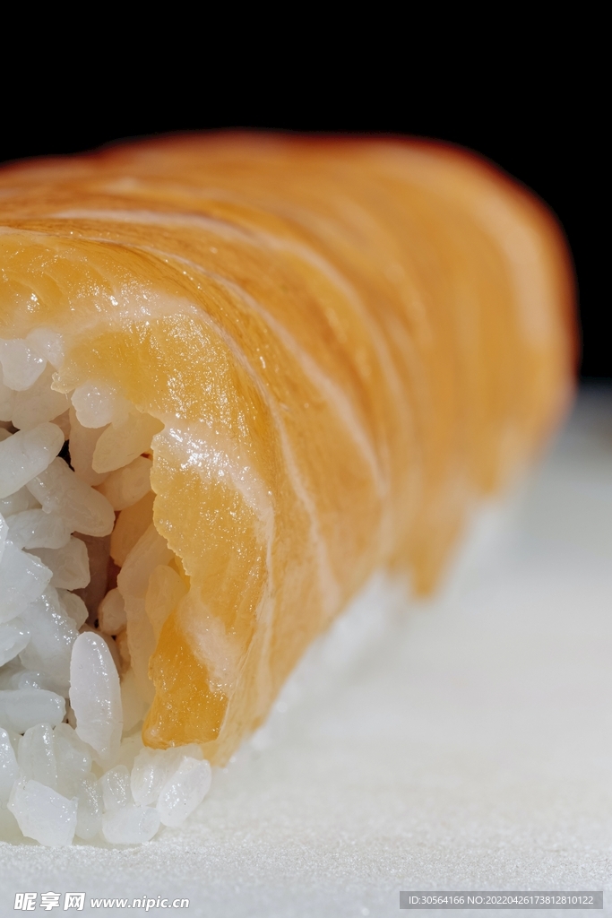 日式三文鱼寿司美食