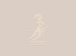手拿玫瑰花香水化妆品logo