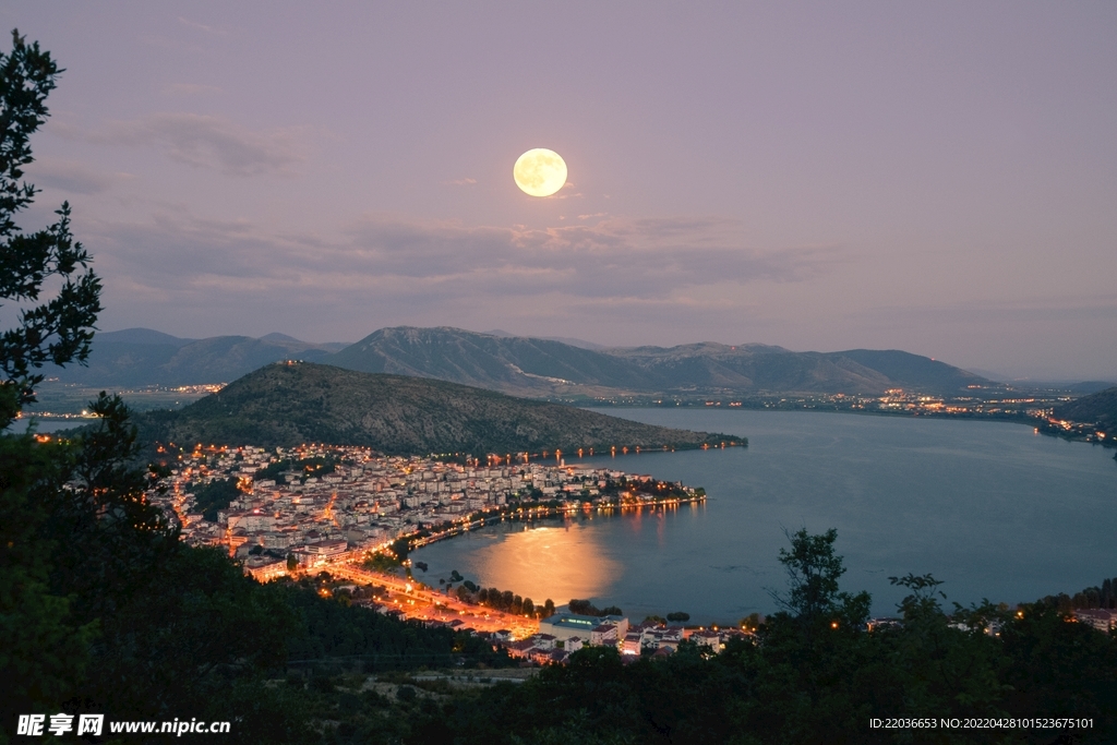 湖边小镇夜景