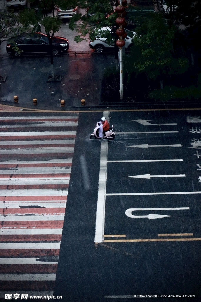 大雨天街景图片 雨中街景 