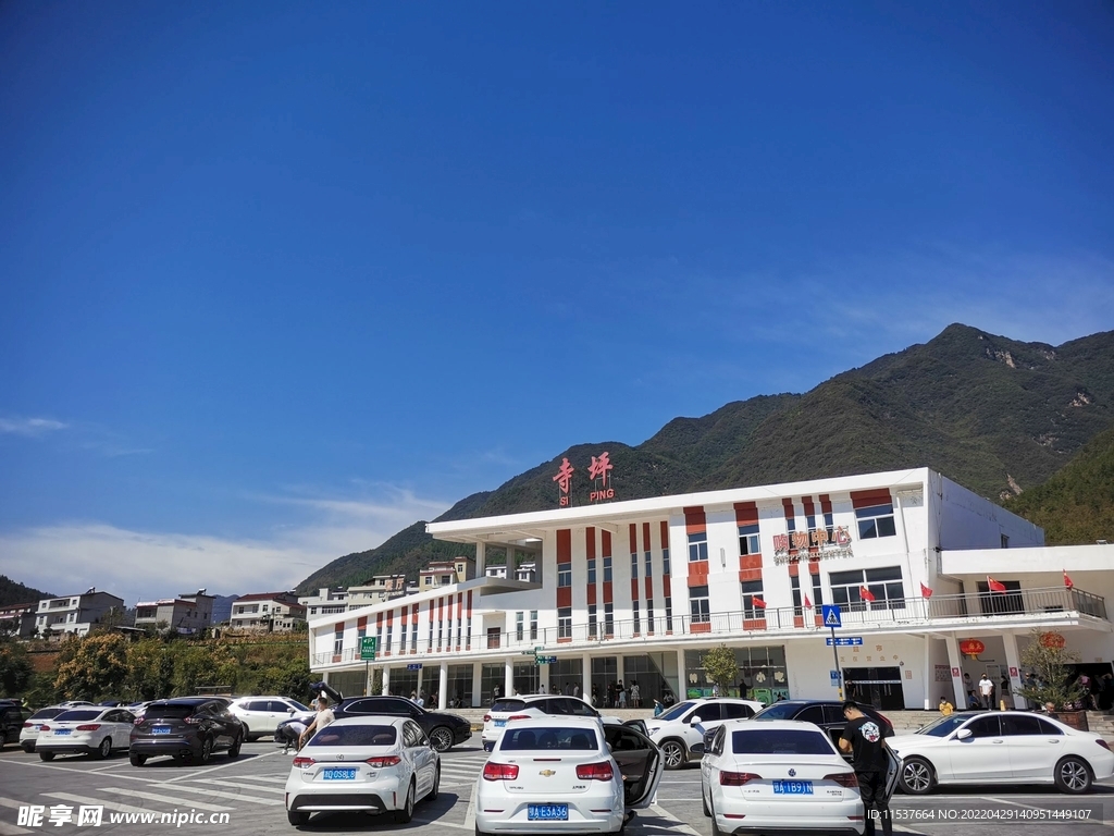 襄阳寺坪服务区 大山中的服务区